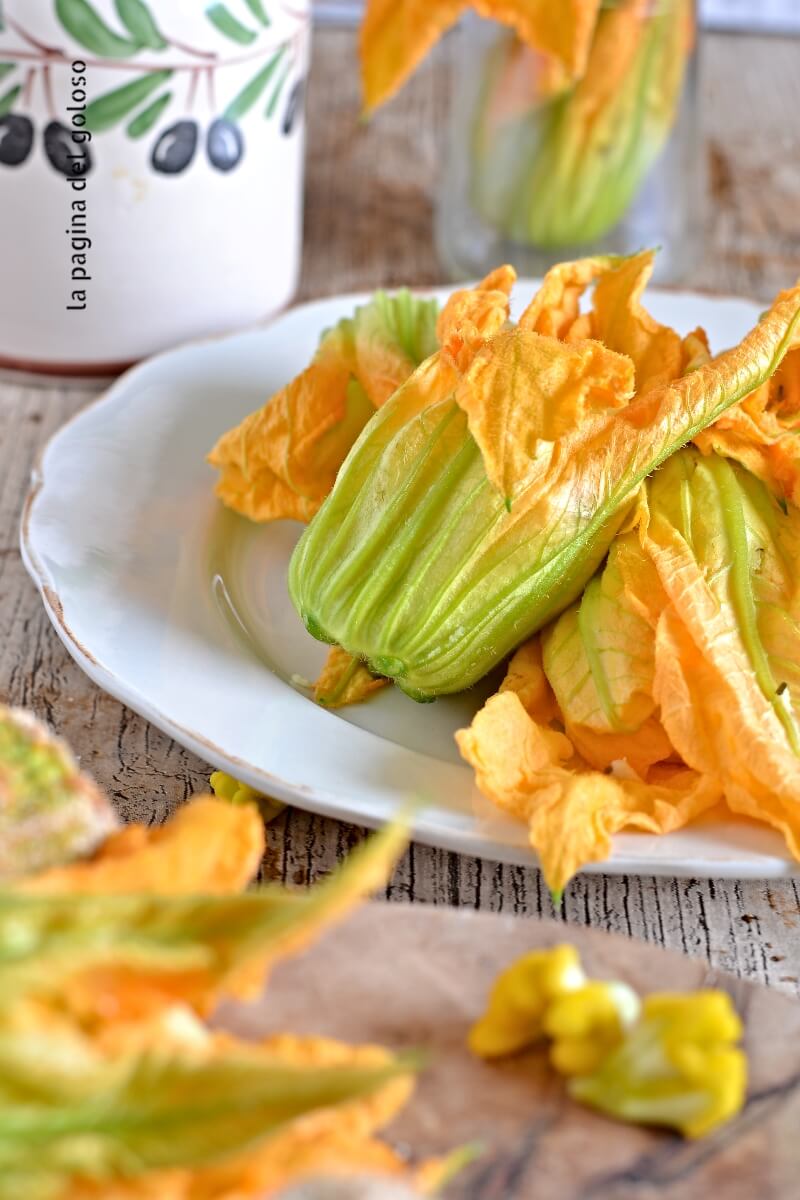 Fiori Di Zucca Ripieni Al Forno Ricetta Con I Fiori Di Zucca Impanati La Pagina Del Goloso