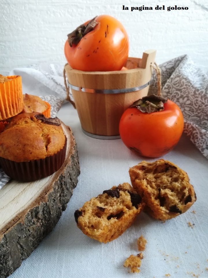 muffin ai cachi e cioccolato su tagliere di legno