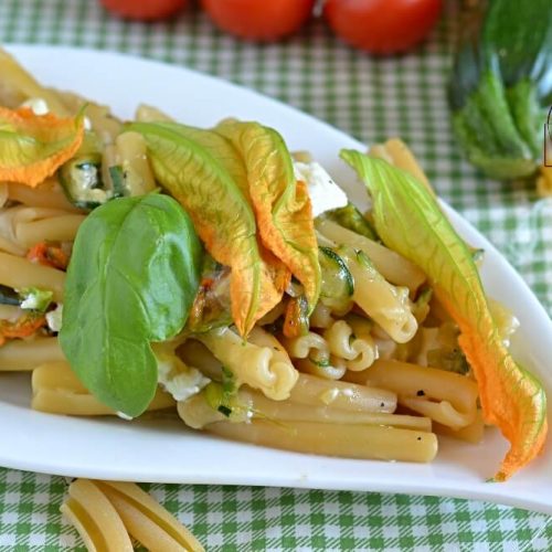 Pasta Ai Fiori Di Zucca Zucchine E Scamorza Primo Con I Fiori Di Zucca La Pagina Del Goloso